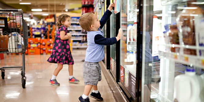 How do consumers define cleanliness in grocery stores?