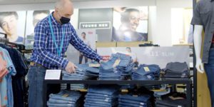 Will Kohl’s gain from other retailers’ pain?