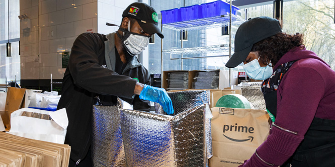 https://retailwire.com/wp-content/uploads/2021/09/whole-foods-prime-delivery-packers-insulated-bags-666x333-1.jpg