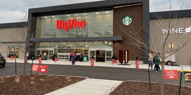 Hy-Vee uses tech and people to deliver a sense of awe in its stores