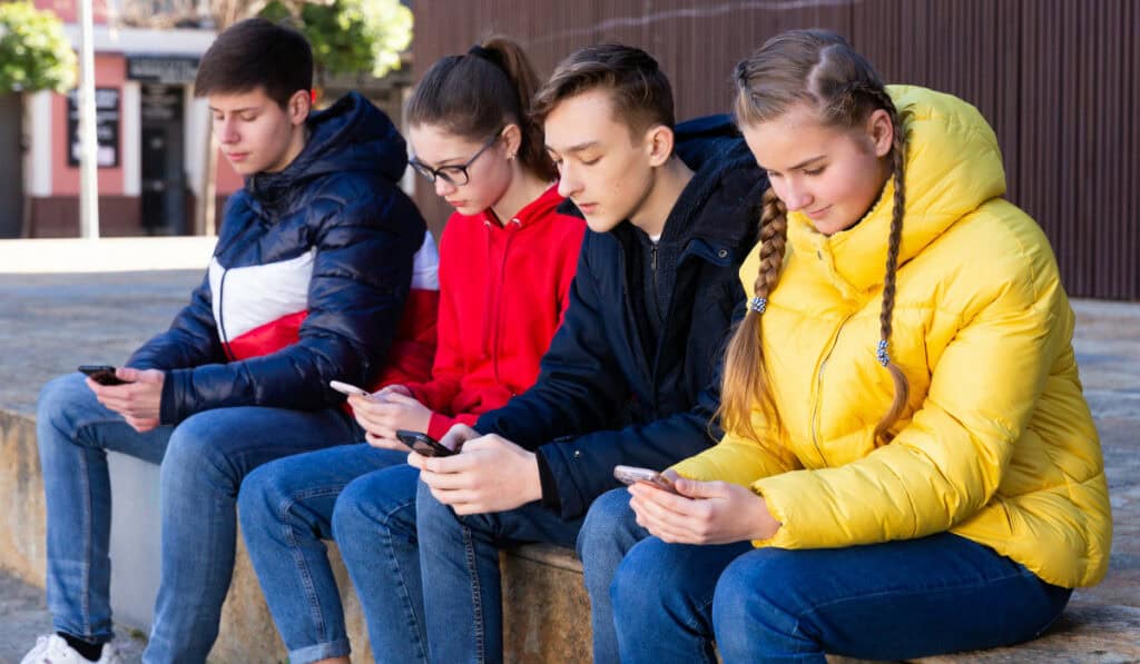 US Surgeon General Proposes Social Media Warning Labels To Protect Young People