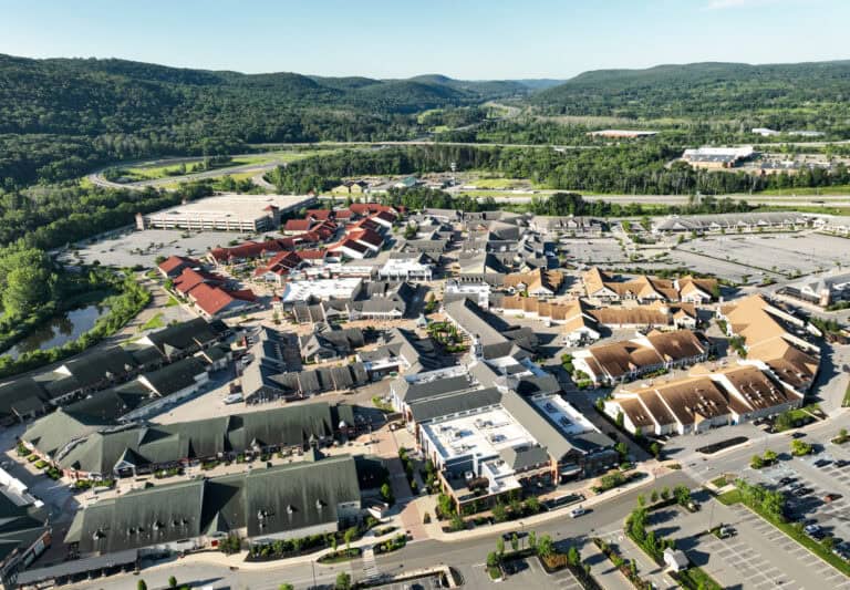 Woodbury Common Premium Outlets，Open-air shopping complex featuring