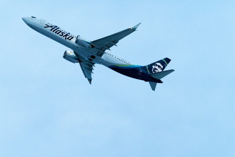 Alaska Airlines Resumes Flights After Ground Stop
