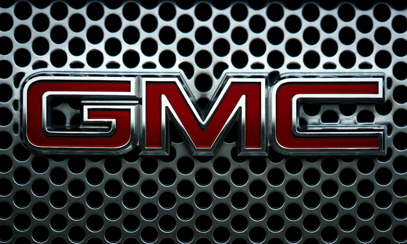 a close up of the emblem on a car gm