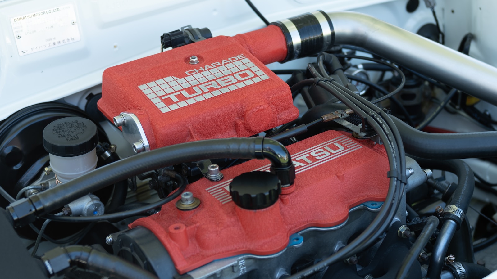 a close up of the engine of a car daihatsu
