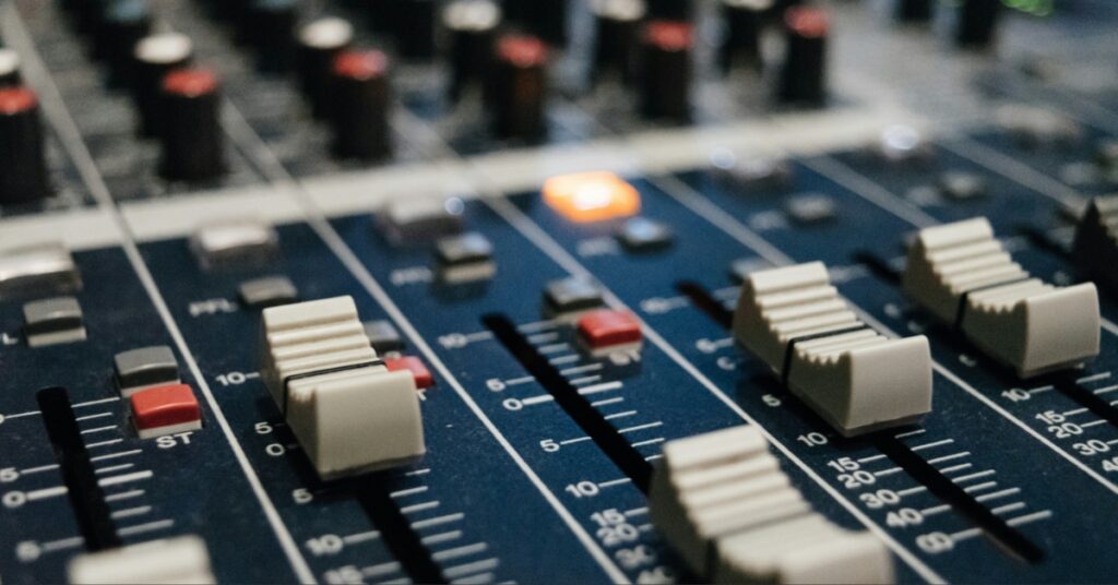 Warner Music To Lay Off 600 Employees